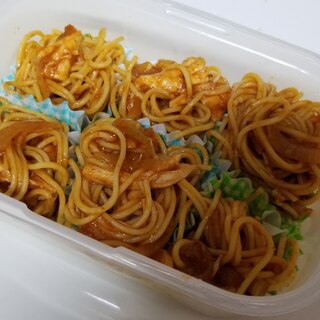 トマトピューレで玉葱と鶏のミートソーススパゲッティ